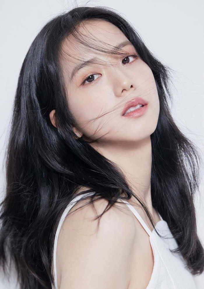 Loạt ảnh profile 'tiên tử' của sao nữ: Jisoo (BlackPink) thần thái đỉnh cao, Kim Yoo Jung 'huyền thoại' Ảnh 18