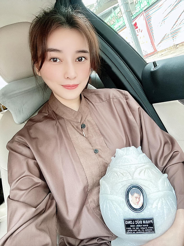 Xúc động khoảnh khắc Cao Thái Hà ôm hủ tro cốt của cố diễn viên Phạm Đức Long.