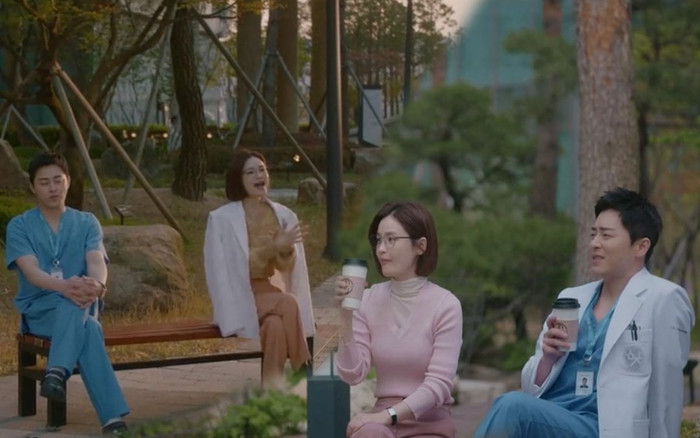 'Hospital Playlist 2' tập 4: Ik Jun – Song Hwa tiến triển rõ rệt, Jun Wan tan vỡ vì lời nói của Ik Sun Ảnh 2