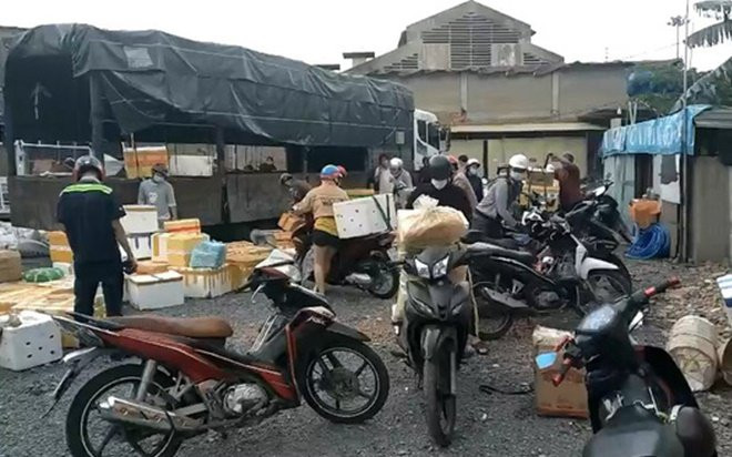 TP.HCM: Để gần 100 người tụ tập nhận hàng hóa, bãi xe bị xử phạt 30 triệu đồng Ảnh 2