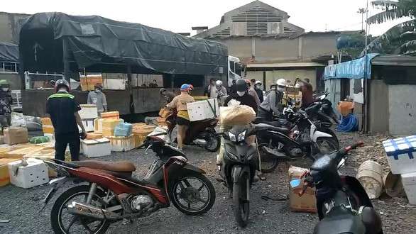 Nhiều người tụ tập nhận hàng hóa tại bãi xe Đ.N. Ảnh: Minh Hòa/Tuổi Trẻ