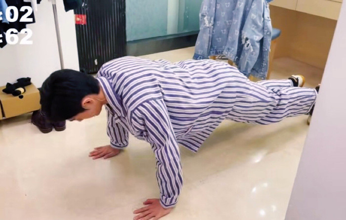 Tiêu Chiến một lần chống đẩy 65 cái ở hậu trường 'Như mộng chi mộng', rèn luyện để giữ vóc dáng hoàn hảo Ảnh 5