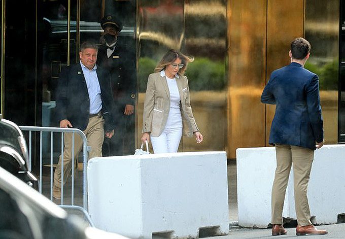Hình ảnh của cựu Đệ nhất phu nhân Melania Trump bước ra từ tòa Trump Tower tại thành phố New York ( Mỹ) vừa qua