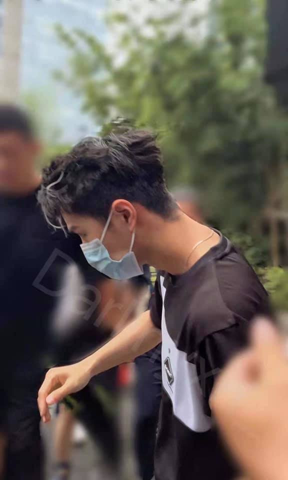 Sự thật đằng sau mái tóc trắng của Vương Nhất Bác khi ghi hình Street Dance Of China 4 Ảnh 7