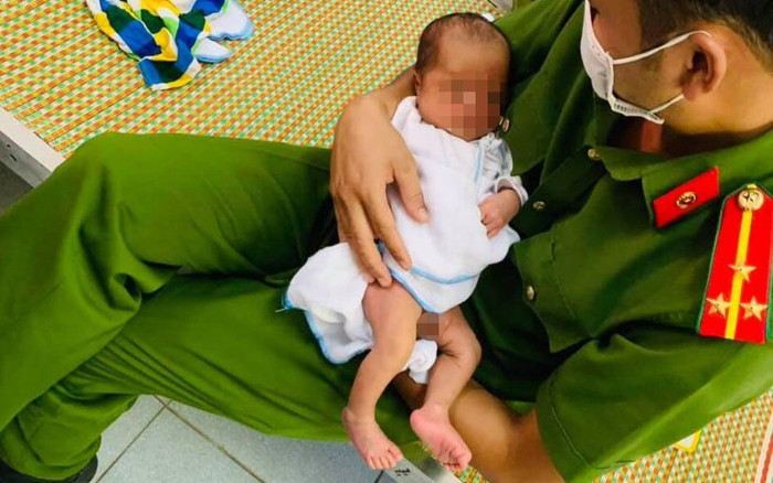 Bé trai sơ sinh bị bỏ trước cổng nhà: Nhiều người gọi điện mong muốn được nhận nuôi Ảnh 2