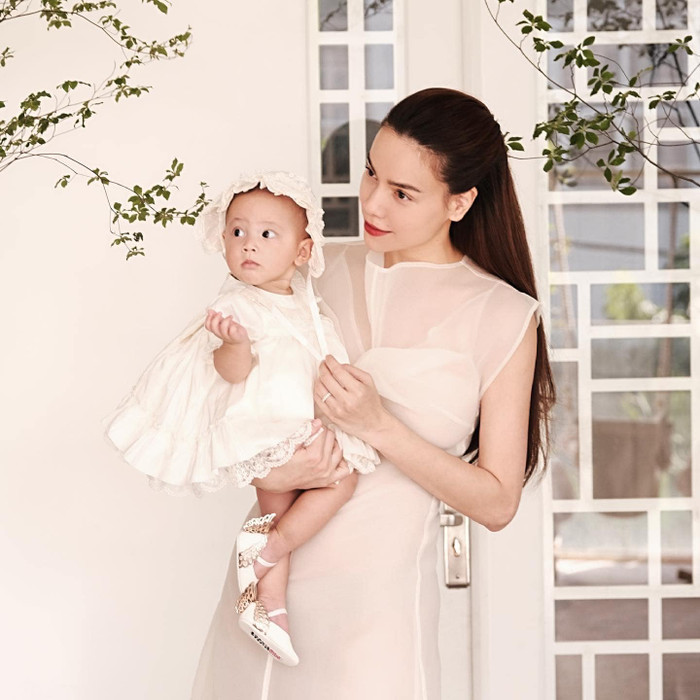 Nếu như cu cậu Leon lúc nào cũng mang vẻ mặt 'cà chớn' hay cười cũng hay khóc thì Lisa được nhận xét là cô bé ngoan ngoãn và điềm tĩnh hơn rất nhiều.