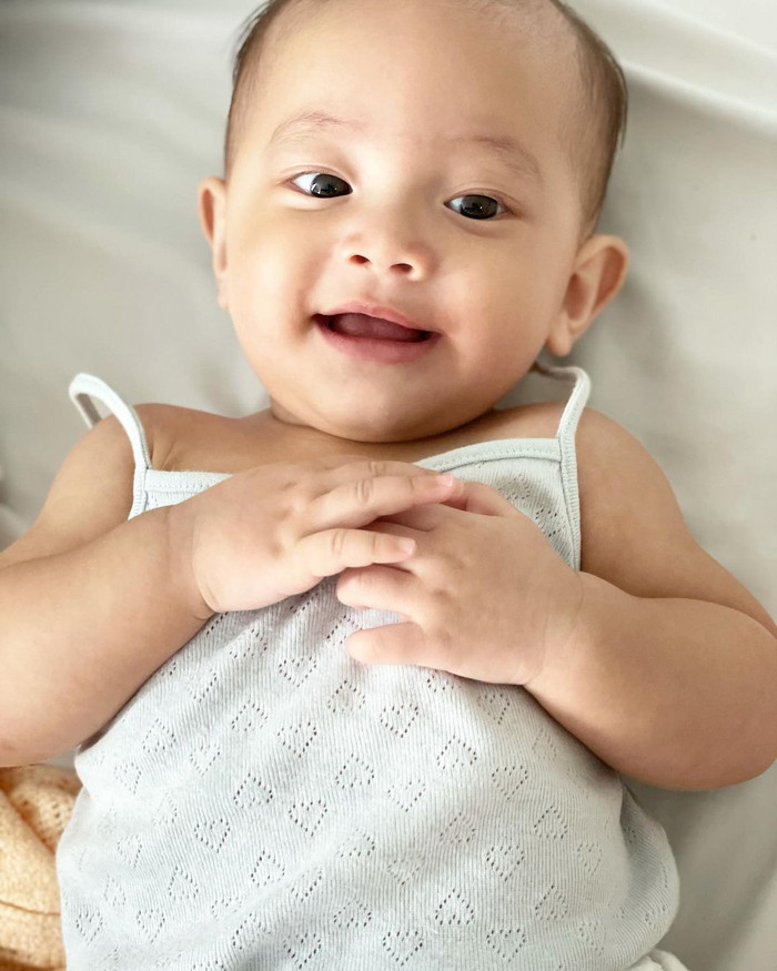 Những hình ảnh của nhóc tì đã nhanh chóng nhận được nhiều lượt yêu thích và bình luận khen ngợi từ mọi người.