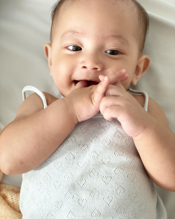 Mặc dù là mắng vốn nhưng Hồ Ngọc Hà liền nhận xét 'cái nết' của con gái hơi giống mẹ.