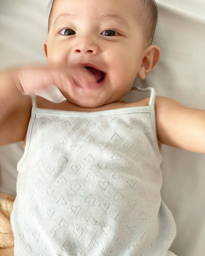 Đính kèm bài, Hồ Ngọc Hà còn chia sẻ thêm loạt khoảnh khắc vô cùng đáng yêu của Lisa.