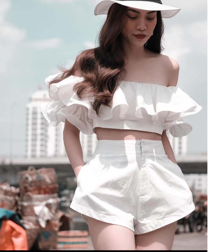 Cả set đồ vô cùng đáng yêu, xinh xắn này được cô mix cùng mũ vành vintage