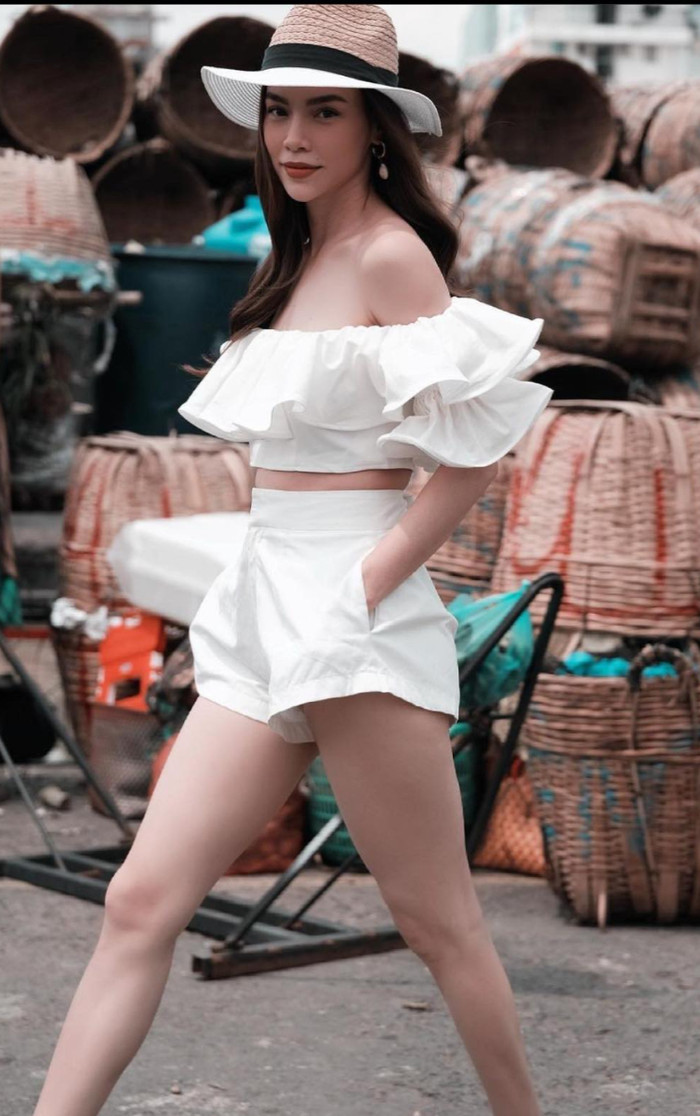 Trang phục đậm chất mùa hè của Hà Hồ với áo trễ vai cùng quần short khoe chân dài, nữ ca sĩ up trên trang instagram với dòng caption vô cùng deep 'I miss you Saigon'