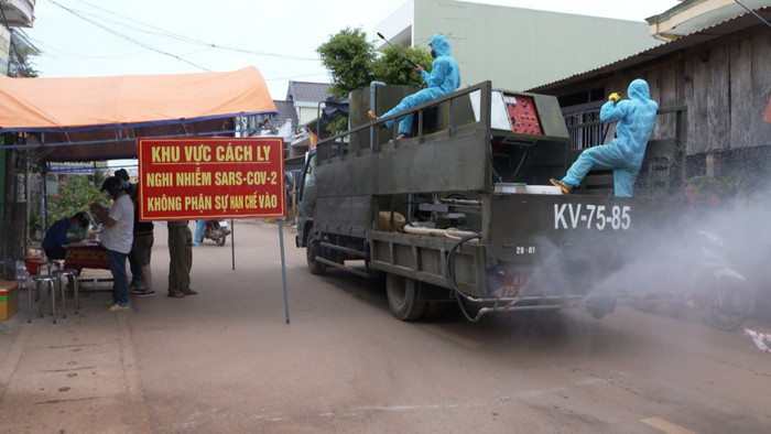 Phun thuốc khử khuẩn phòng Covid-19 tại P.Hoài Hương. Ảnh: Báo Thanh Niên