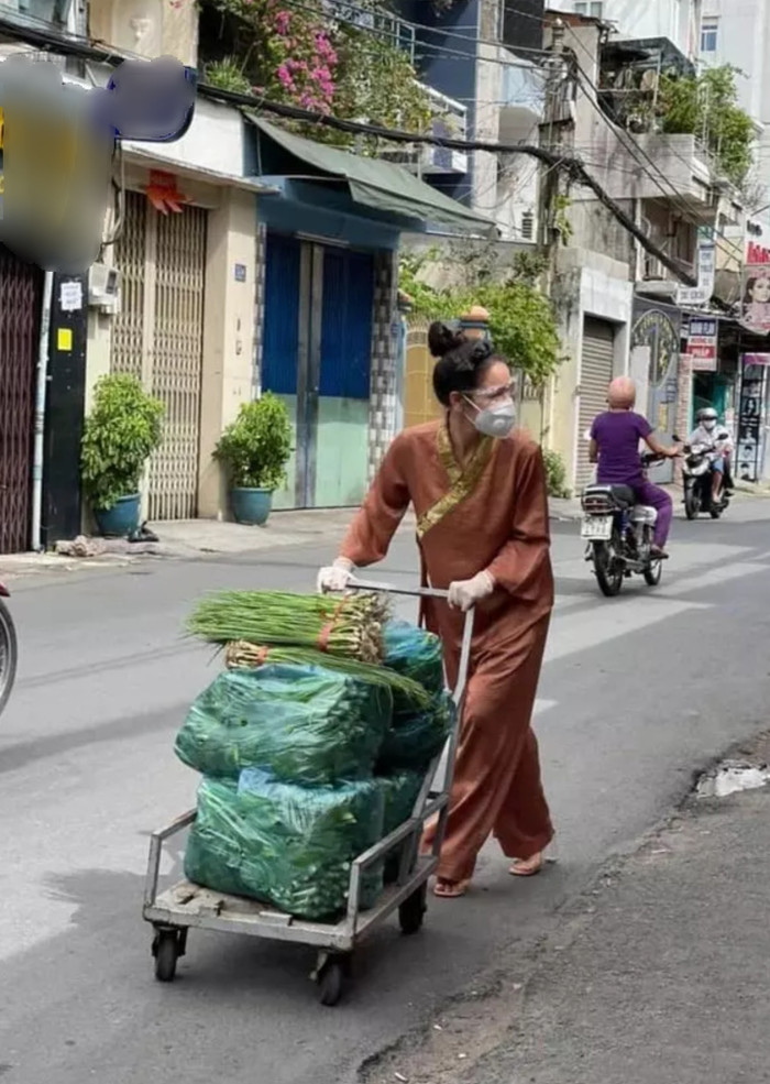 Loạt sao Việt bị chỉ trích vì đi giày lênh khênh, ăn mặc hở hang khi làm từ thiện Ảnh 1