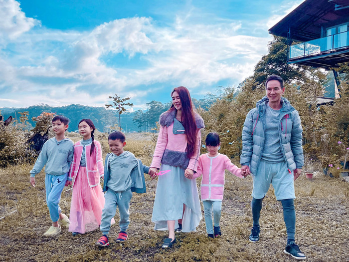 Lý Hải vừa vui vẻ bên gia đình, vừa viết kịch bản cho Lật mặt 6.