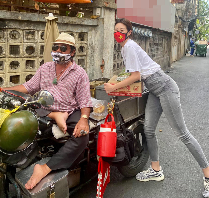 Hành động ý nghĩa của Khánh Vân khi trở về nước: Tặng 200 phần quà cho người khuyết tật bán vé số Ảnh 5