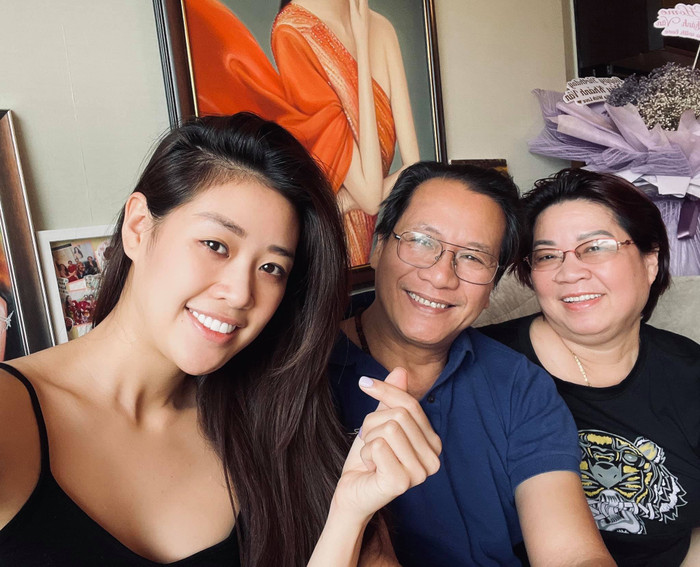 Hành động ý nghĩa của Khánh Vân khi trở về nước: Tặng 200 phần quà cho người khuyết tật bán vé số Ảnh 7