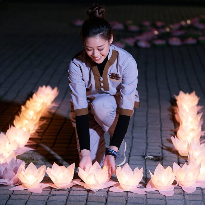 Hành động ý nghĩa của Khánh Vân khi trở về nước: Tặng 200 phần quà cho người khuyết tật bán vé số Ảnh 4