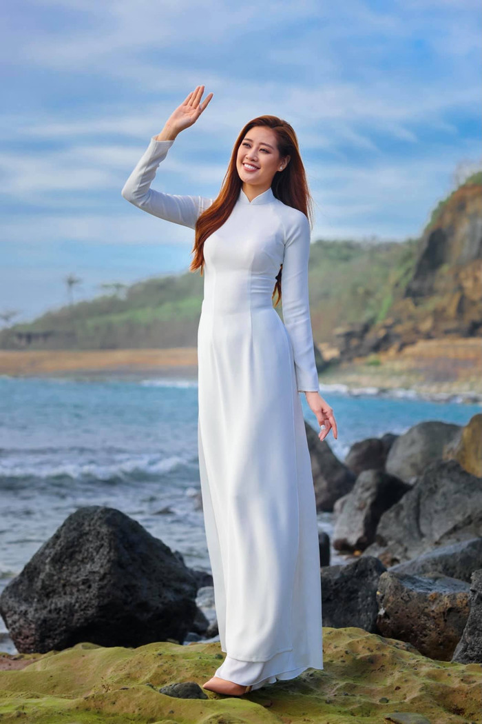 Hành động ý nghĩa của Khánh Vân khi trở về nước: Tặng 200 phần quà cho người khuyết tật bán vé số Ảnh 3