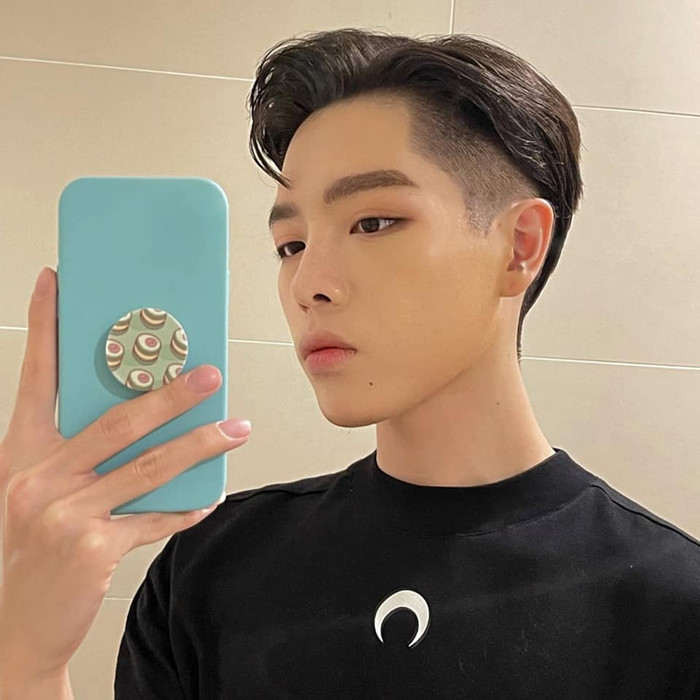 Đức Phúc selfie cùng điện thoại không camera.