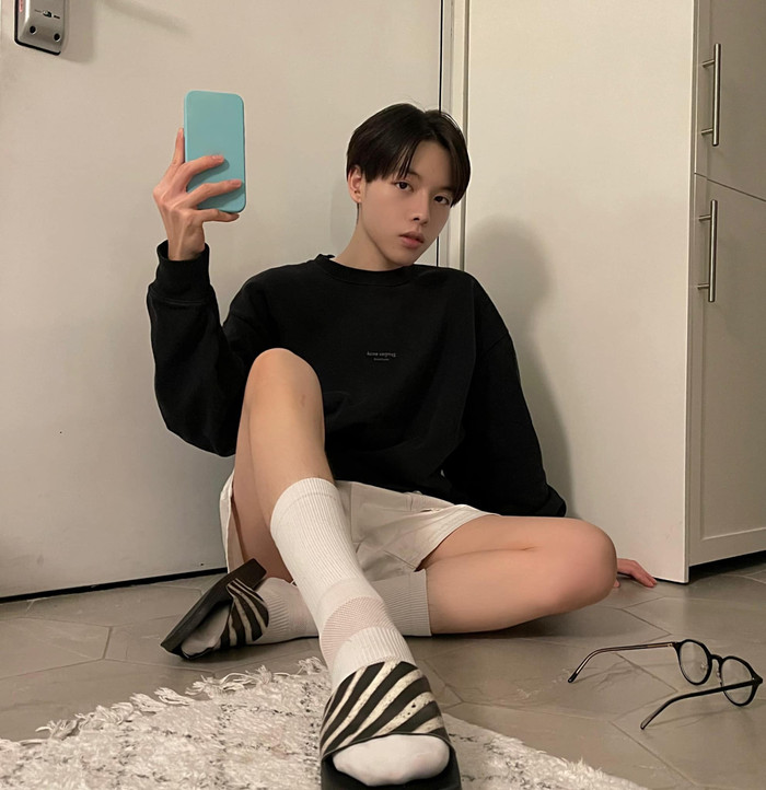 Khoe ảnh selfie khi trông nhà cho Erik, Đức Phúc bị fan phát hiện ngay ra điểm bất thường