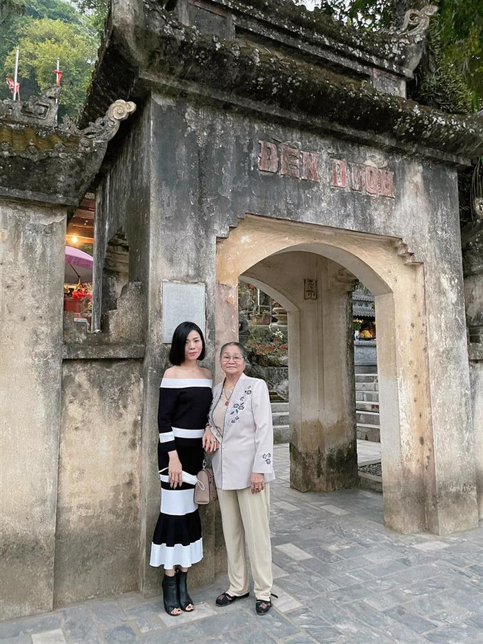 Khá cởi mở chia sẻ đời tư trên mạng xã hội, nhưng Lệ Quyên lại rất ít khi nhắc đến đấng sinh thành.(Hình ảnh hiếm hoi của Lệ Quyên với mẹ ruột được chia sẻ)