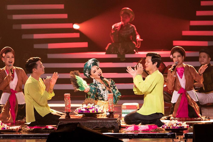 Mẹ đẻ đã từng song ca cùng với Lệ Quyên trong một tiết mục nằm trong Liveshow kỷ niệm 20 năm ca hát của cô vào năm 2019. Tuy nhiên, Lệ Quyên đã nhờ bộ phận kỹ thuậtxử lý ánh sáng để mẹ không lộ mặt, tránh những phiền phức và áp lực không đáng có cho bà khi được nhiều người biết đến.