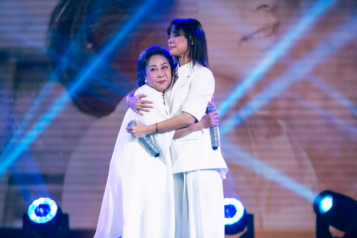 Cara đã mời mẹ trình diễn cùng mình trên sân khấu, nhận được hiệu ứng rất tốt từ khán giả