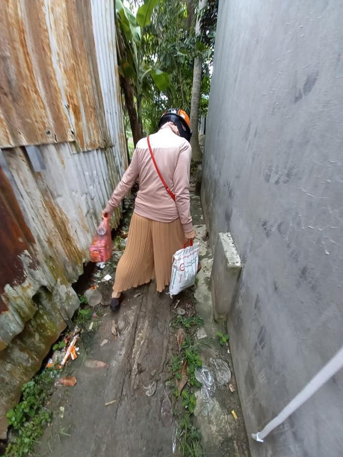 Hình ảnh mẹ ruột Thủy Tiên tự mình đi từ thiện tới những vùng sâu vùng xa bất kể nắng mưa từ sáng đến tối.