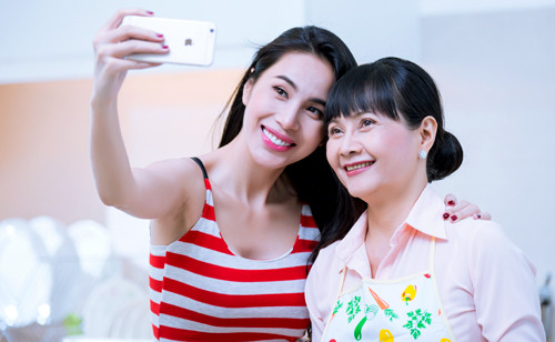 Thủy Tiên và mẹ ruột của mình.