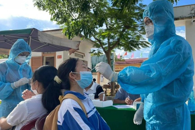 Cơ quan chức năng lấy mẫu xét nghiệm Covid-19 cho các thí sinh.