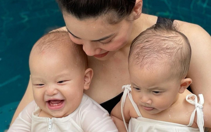 Hà Hồ bơi cùng các con, thái độ trái ngược của Lisa và Leon khiến ai cũng phì cười Ảnh 2