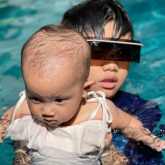 Trái ngược với Leon là cô chị Lisa chưa thể bơi một mình nên được anh hai Subeo bồng trên tay. 