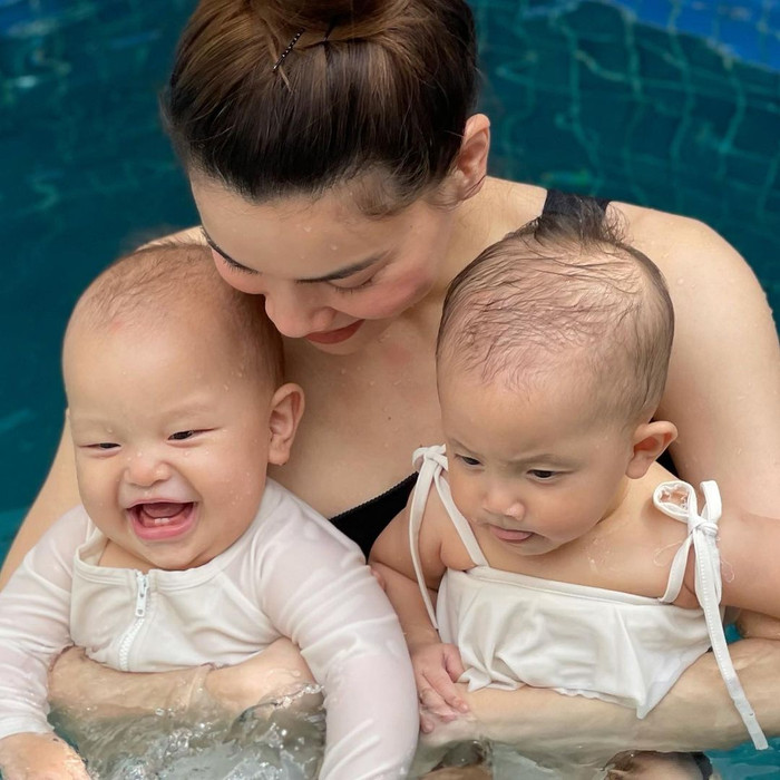 Có thể thấy, 'cậu út' Leon luôn miệng cười toe toét, trong khi đó 'chị ba' Lisa thì mang gương mặt khá đăm chiêu.