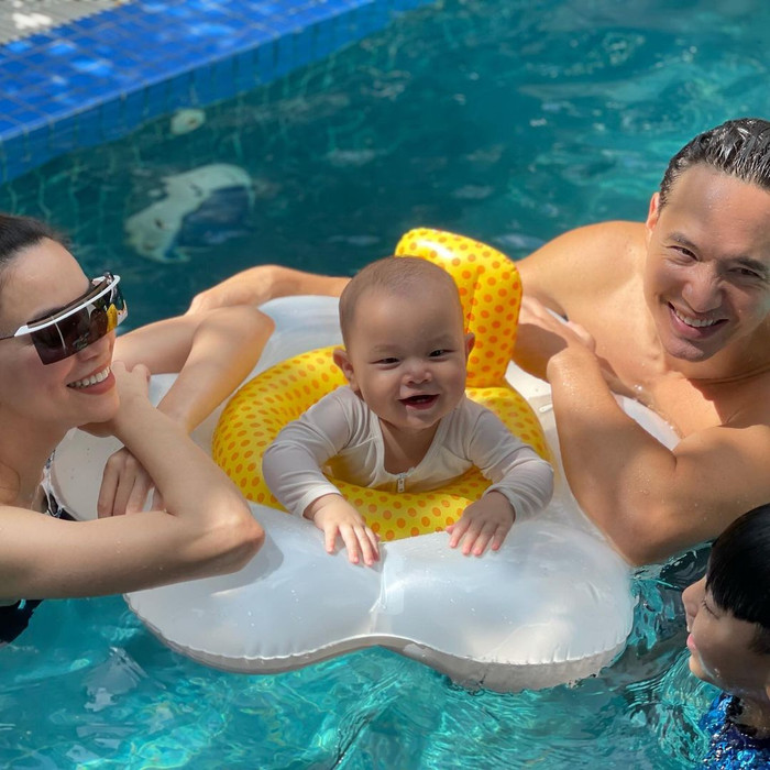 Gương mặt của cậu nhóc không giấu nổi sự phấn khích.