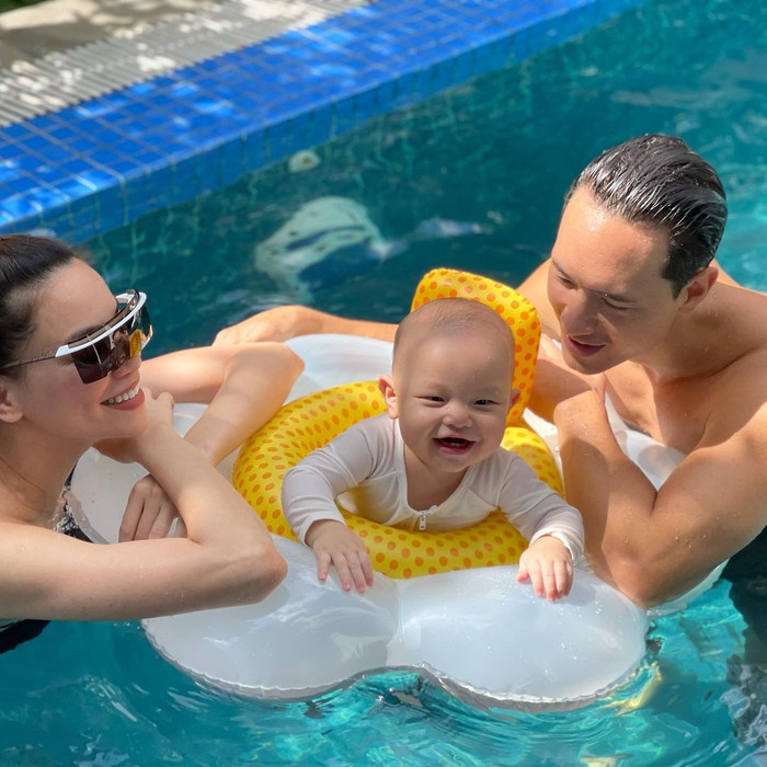 Leon thích thú khi được xuống hồ bơi nghịch nước cùng ba mẹ.