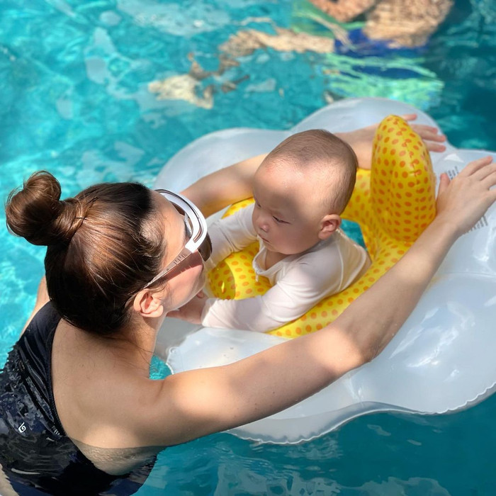 Có thể thấy cu cậu rất dạn dĩ khi sử dụng phao bơi một mình.