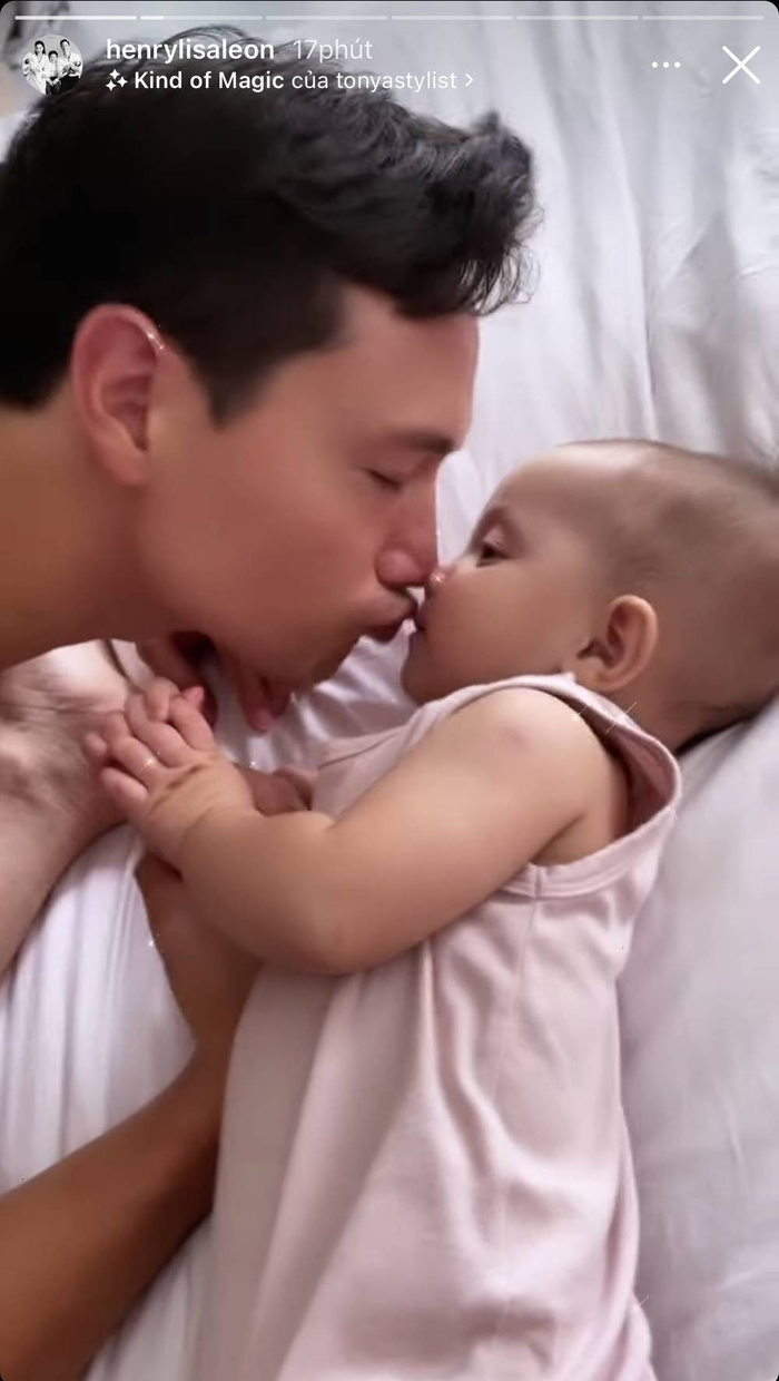 Kim Lý chơi đùa vui vẻ cùng con gái.