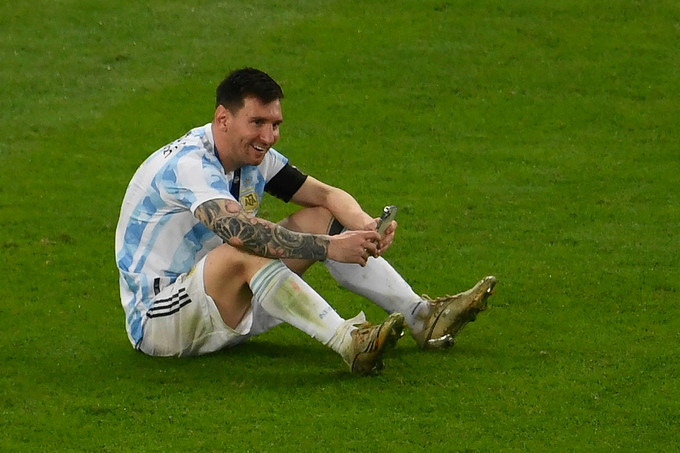 Hạnh phúc cuối cùng cũng mỉm cười với Messi cùng tuyển Argentina.