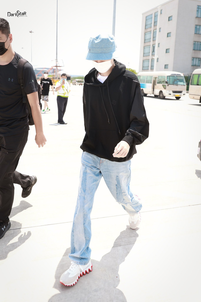 Vương Tuấn Khải trên sân bay trở về Bắc Kinh.