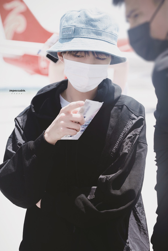 Vương Tuấn Khải lưu luyến rời đoàn phim 'Cánh cửa tái sinh', tạm biệt vai diễn Trang Văn Kiệt Ảnh 9