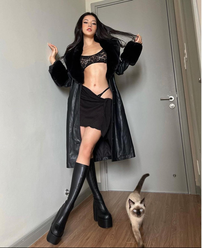Nữ ca sĩ Chi Pu trong thiết kế nội y ren đen được cô nàng mix cùng boots da và áo choàng trong hình ảnh mới nhất đẹp hết nấc
