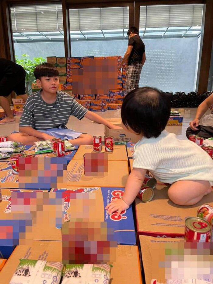Subeo và Suchin cũng góp mặt vào công việc chuẩn bị quà từ thiện.