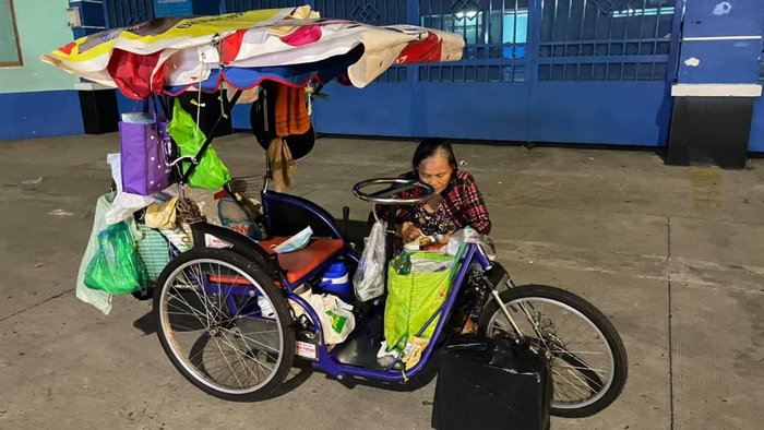 Nhiều phần quà được trao tay đến những người có hoàn cảnh khó khăn.