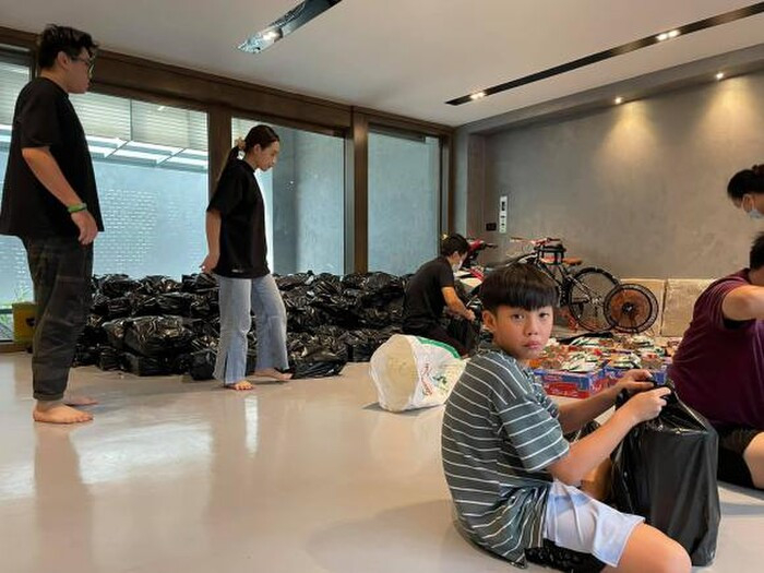 Cường Đô La 'chuẩn chỉnh' người chồng của năm, vừa chăm con khéo lại giỏi làm vườn Ảnh 7