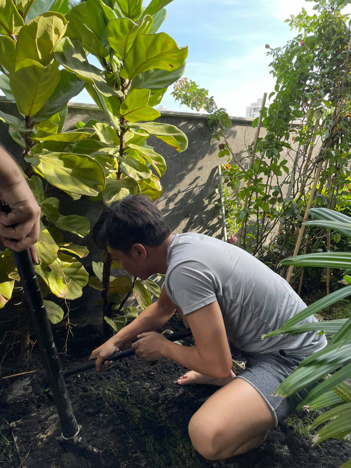 Cường Đô La 'chuẩn chỉnh' người chồng của năm, vừa chăm con khéo lại giỏi làm vườn Ảnh 4