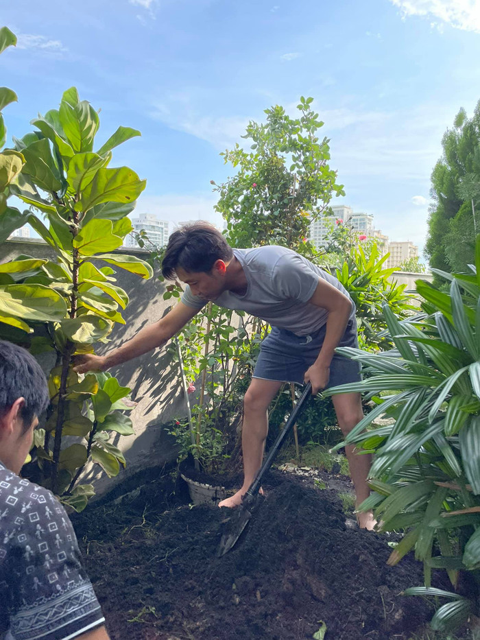 Anh tự tay xới đất, chăm sóc từng cây cảnh trong khu vườn nhỏ.