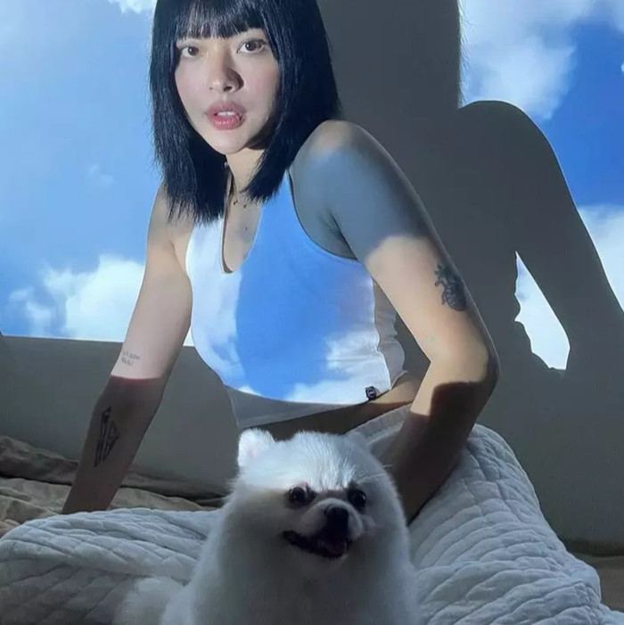 Tú Hảo đầu tư cả chiếc máy chiếu để tạo hiệu ứng bầu trời phía sau. Người đẹp ăn diện thoải mái, chụp ảnh cùng cún cưng nhà mình.