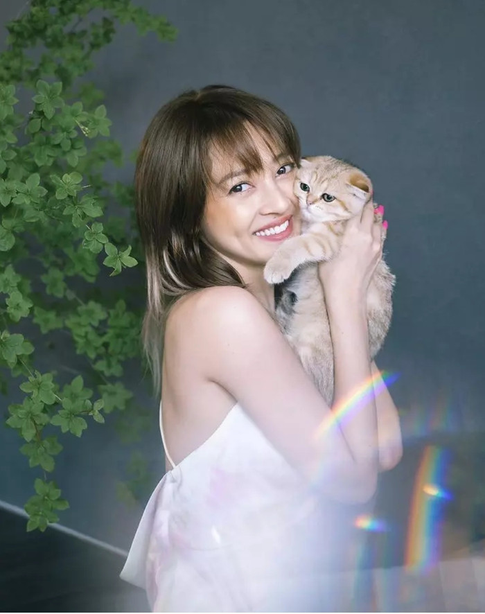 Bảo Anh dịu dàng, nữ tính trong mẫu áo hai dây để lộ bờ vai trắng ngần. Chú mèo tai cụp trong ảnh cũng khiến khán giả cực kỳ thích thú.