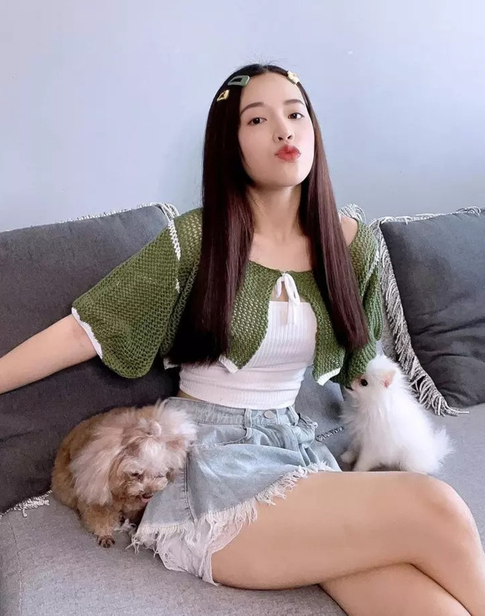 Puka siêu trẻ trung, nhẹ nhàng với chiếc áo tay bồng điệu đà. Hai nàng 'công chúa' kế bên cũng rất hợp với tính cách cô nàng.