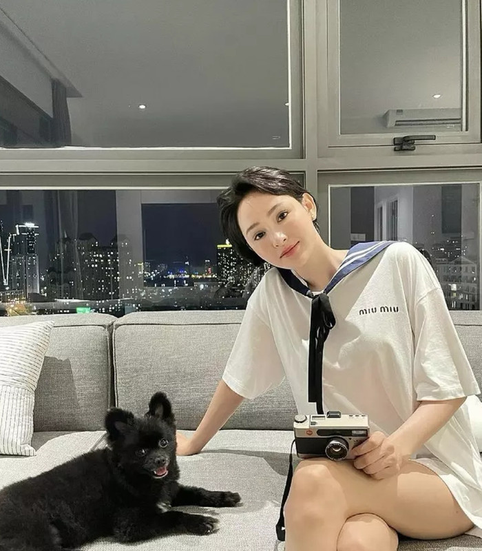 Hiền Hồ đăng bức ảnh đơn giản nhưng thoải mái cùng bé cún cưng màu đen của nhà.